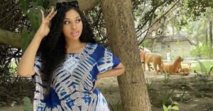 (3) Photos: Diarietou Sow, éblouissante actrice de la série &lsquo;Karma&rsquo;, se détend