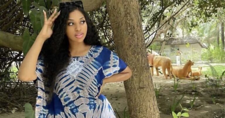 (3) Photos: Diarietou Sow, éblouissante actrice de la série &lsquo;Karma&rsquo;, se détend