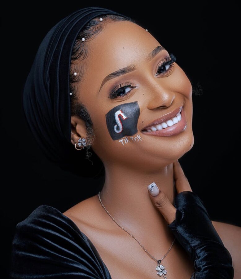 (3) Photos : Fah Aidara, éblouissante en robe noire