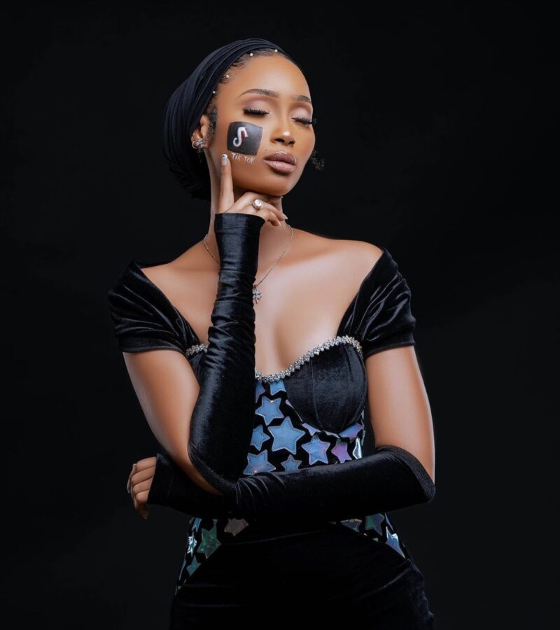 (3) Photos : Fah Aidara, éblouissante en robe noire