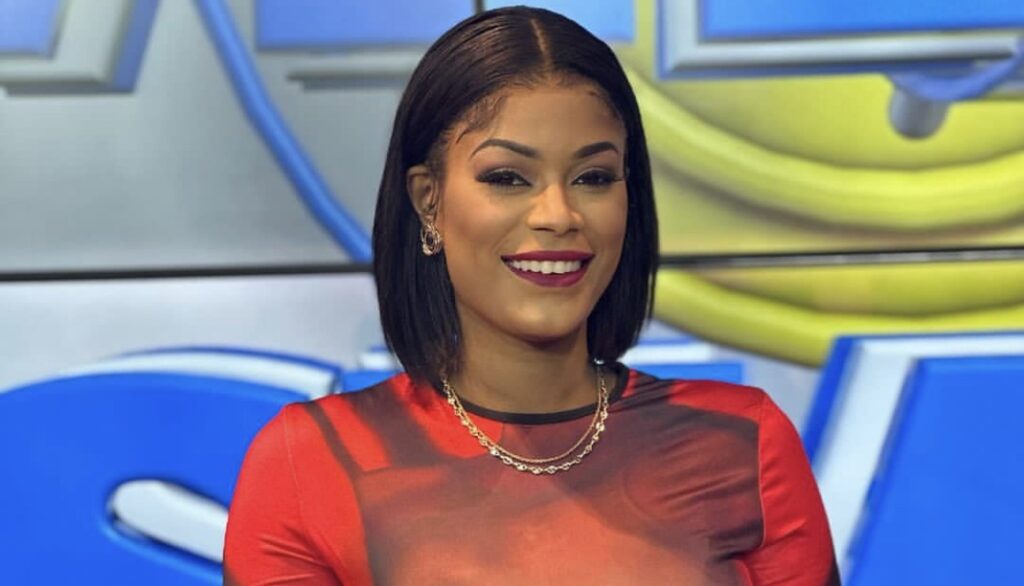 (3) Photos : Fanta Samira, sublime en robe moulante