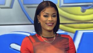 (3) Photos : Fanta Samira, sublime en robe moulante