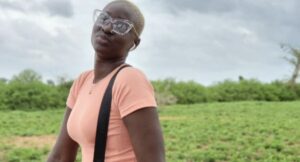 (3) Photos : La ravissante actrice Coumba, en parfaite symbiose avec la nature