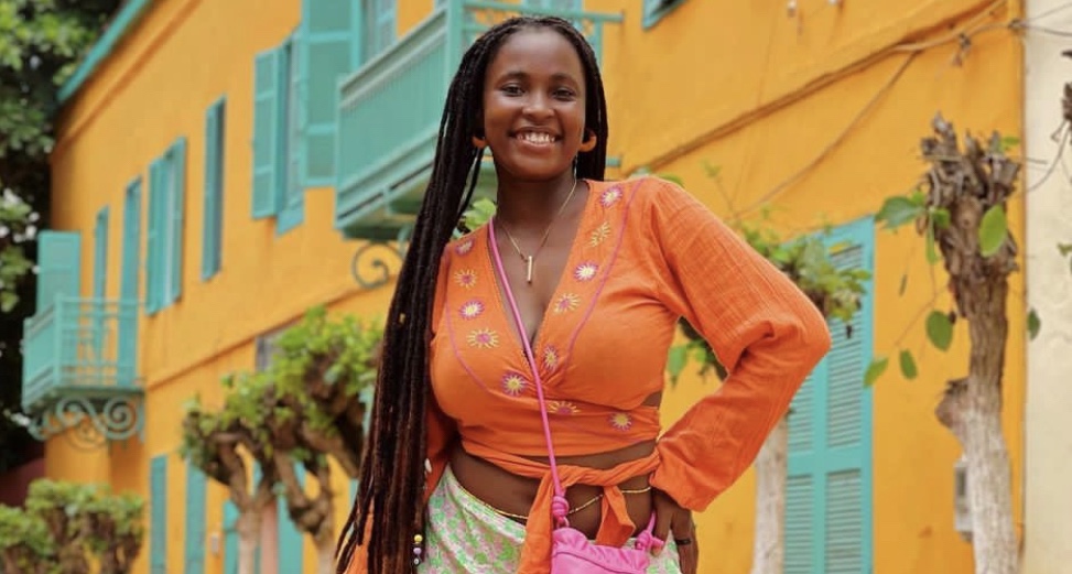 (3) Photos : L&rsquo;actrice éblouissante Maisha Sy illumine l&rsquo;île de Gorée lors d&rsquo;une promenade