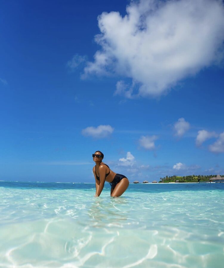 (3) Photos: Passy, une Éblouissante Actrice sous le Soleil des Maldives