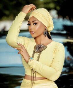 (3) Photos – Regina Daniels, l&rsquo;étoile brillante de Nollywood