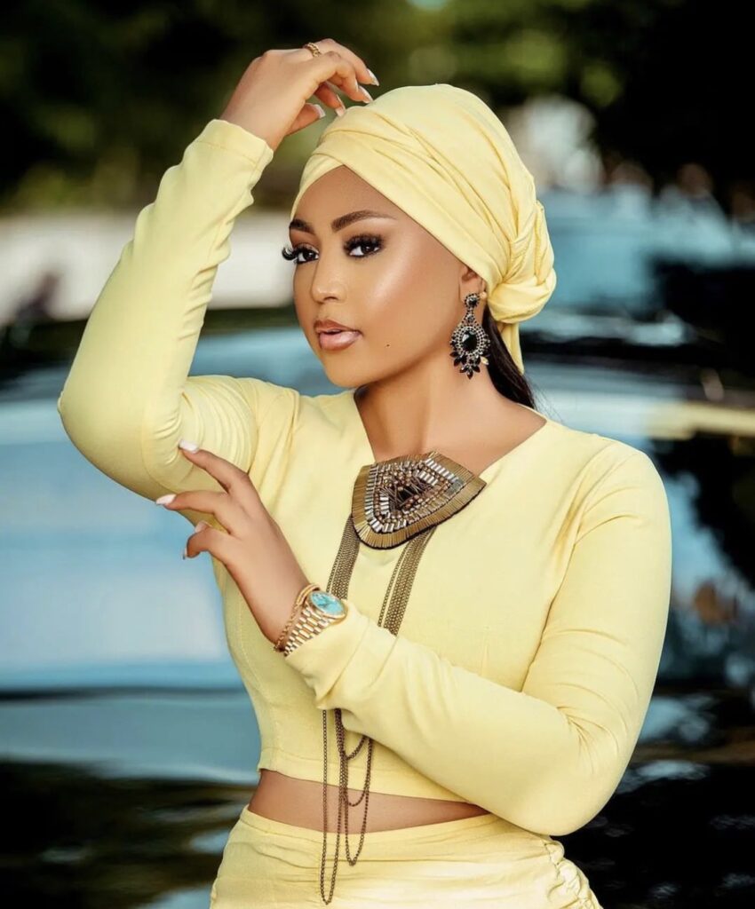 (3) Photos – Regina Daniels, l&rsquo;étoile brillante de Nollywood