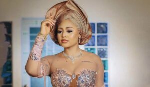 (3) Photos : Regina Daniels, l&rsquo;étoile de Nollywood, brille dans une robe sublime