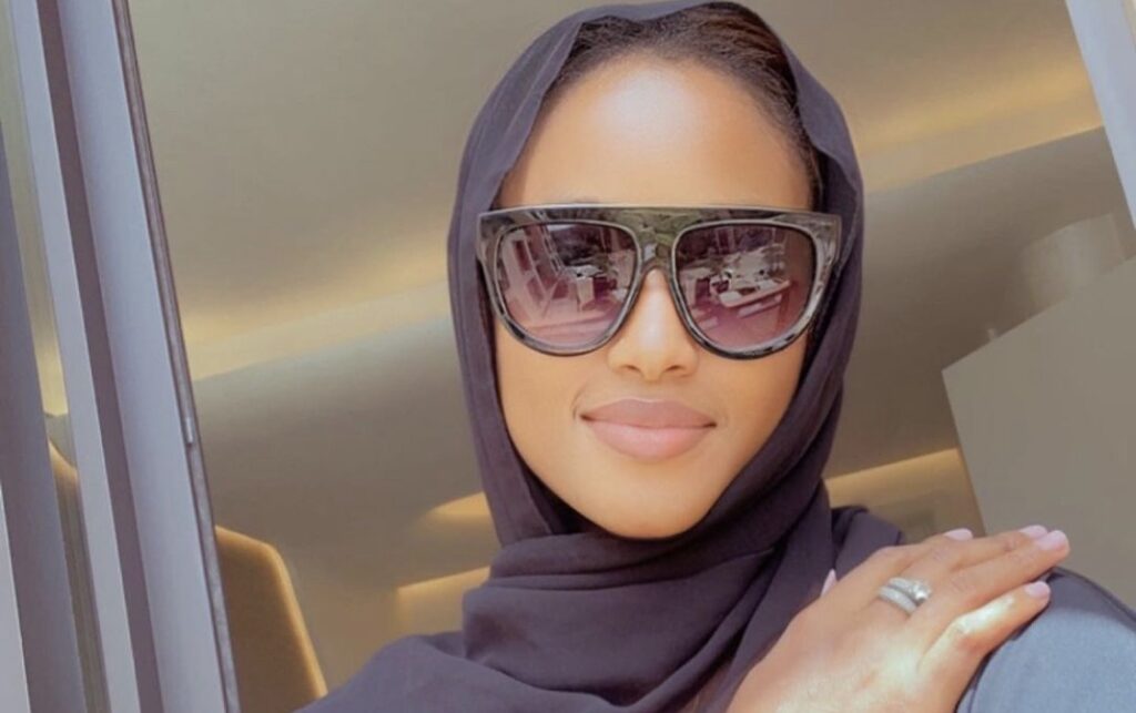 (4) Photos : Eva, la pétillante actrice de &lsquo;Une femme, un mari&rsquo;, en mode abaya