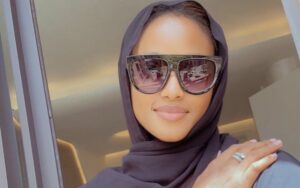 (4) Photos : Eva, la pétillante actrice de &lsquo;Une femme, un mari&rsquo;, en mode abaya
