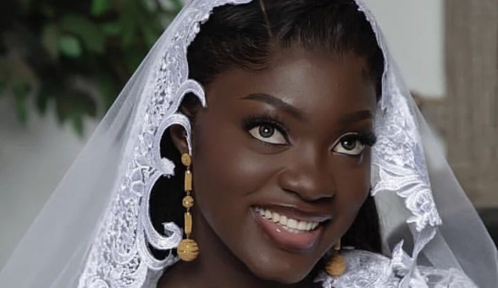 (4) Photos : L&rsquo;actrice Yakhara Gueye, alias Ndeye Marie, accueille une adorable petite fille