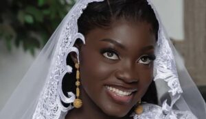 (4) Photos : L&rsquo;actrice Yakhara Gueye, alias Ndeye Marie, accueille une adorable petite fille