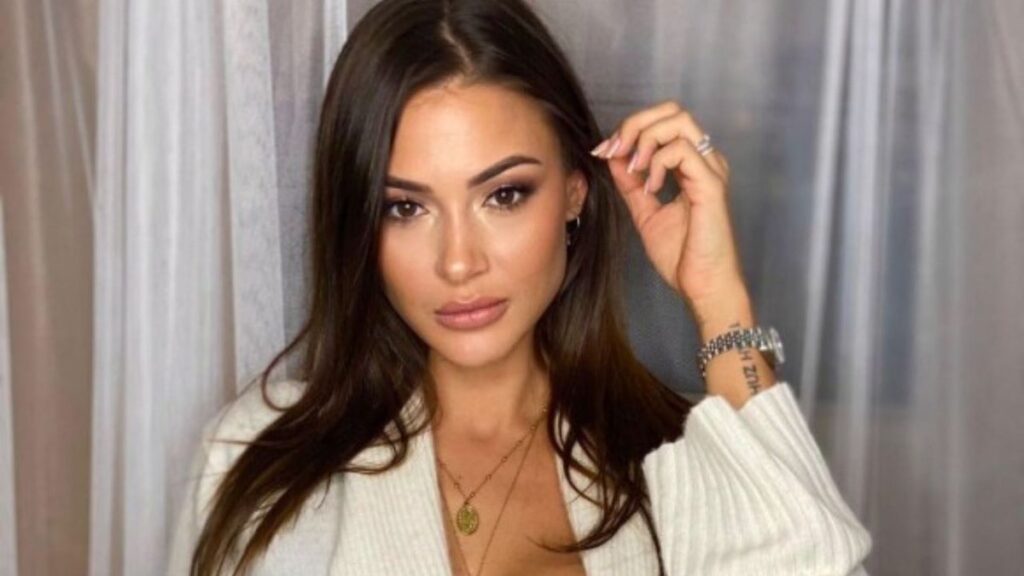 Alix face aux accusations d&rsquo;abus de chirurgie esthétique : elle réagit vivement!