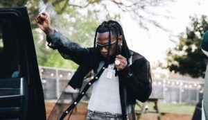 Burna Boy en tournée médiatique au Ghana: le roi du Jollof en pleine dégustation