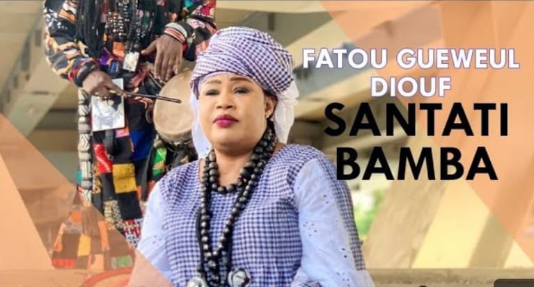 (Clip officiel) – 28 ans après: Fatou Guewel reprend le micro avec le titre remixé « Santati Bamba ».