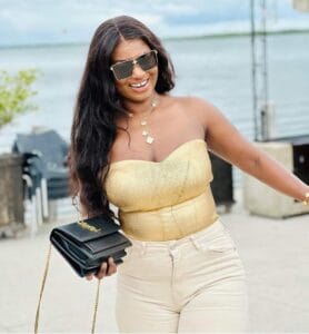 Belle et souriante, Mia Guissé croque la vie en pleine dent