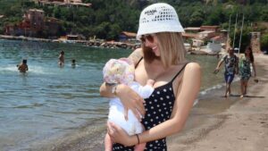 Giuseppa voit rouge : critiques virulentes sur l&rsquo;éducation de sa fille
