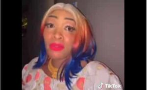 Oumou Sow, Ancienne Danseuse, Critiquée Sur Les Réseaux Sociaux Pour Son Look Insolite