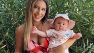 Sarah Lopez : Sa spectaculaire perte de poids après la naissance de sa fille suscite l&rsquo;émoi sur la toile