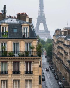 Sous les toits de Paris : Un été pluvieux révèle un autre charme de la capitale