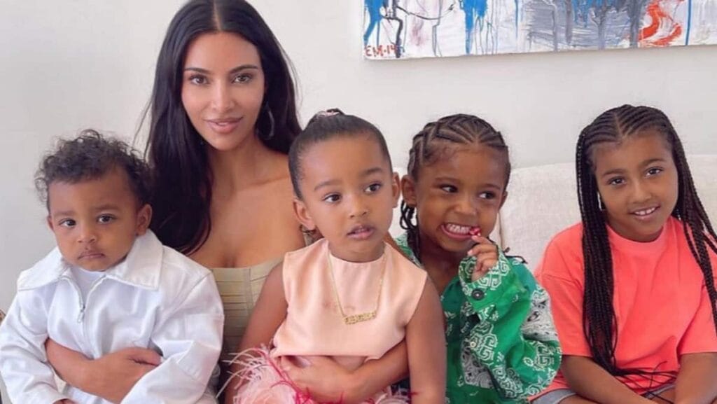 Kim Kardashian révèle ce qu’elle dira à ses enfants quand ils verront sa sext@pe