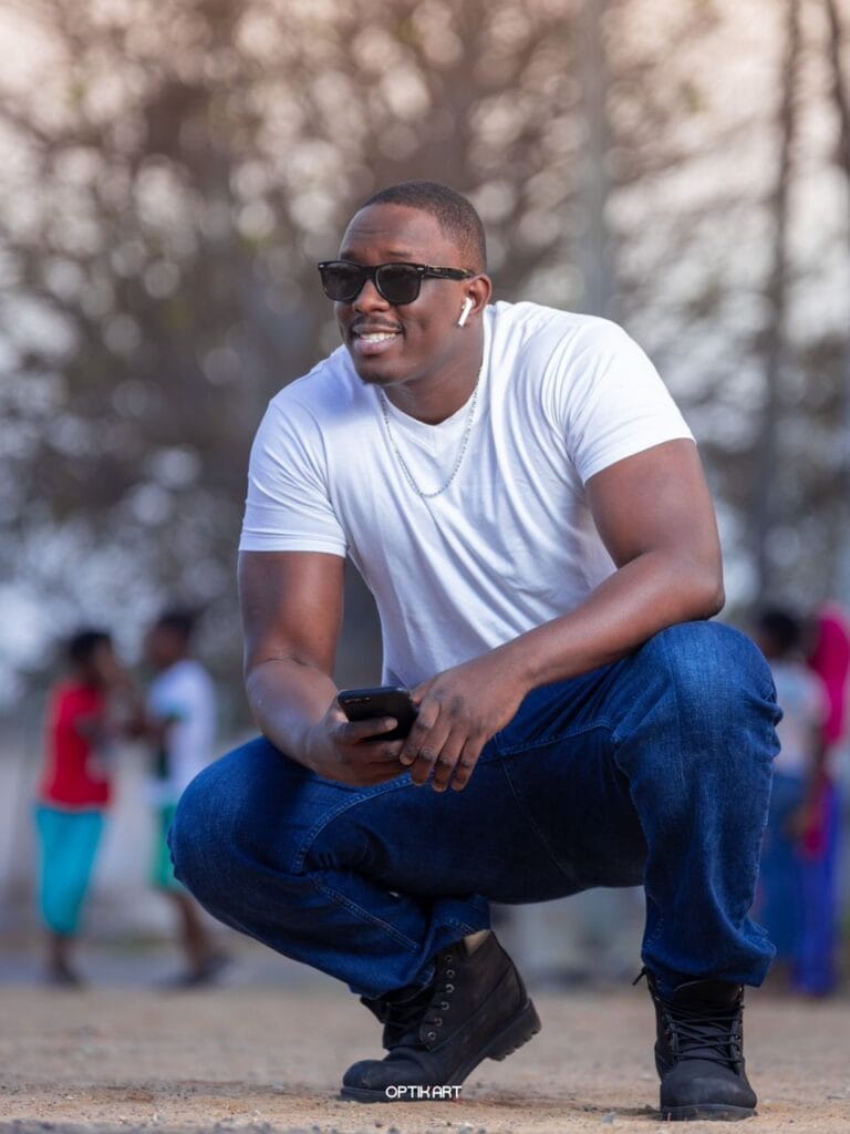 Show Biz – Malick Ndoye, le présentateur prêche chez les grands