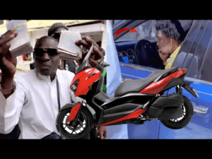 Après Ndéye Ndiaye Banaya,Wally Seck offre une XMax à Ouzin Mbaye