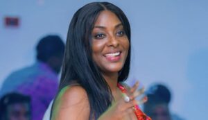 (2) Photos – Halima Gadji, éblouissante dans sa robe colorée : l&rsquo;actrice fait sensation
