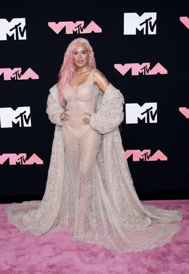 (2) Photos : La robe de Karol G qui crée une tempête sur les réseaux sociaux