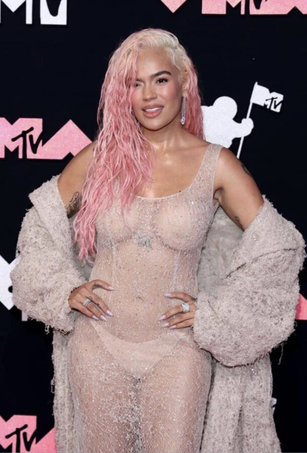 (2) Photos : La robe de Karol G qui crée une tempête sur les réseaux sociaux