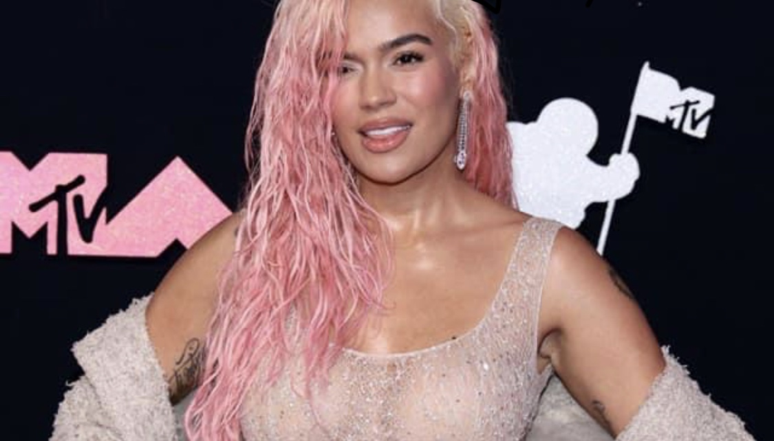 (2) Photos : La robe de Karol G qui crée une tempête sur les réseaux sociaux