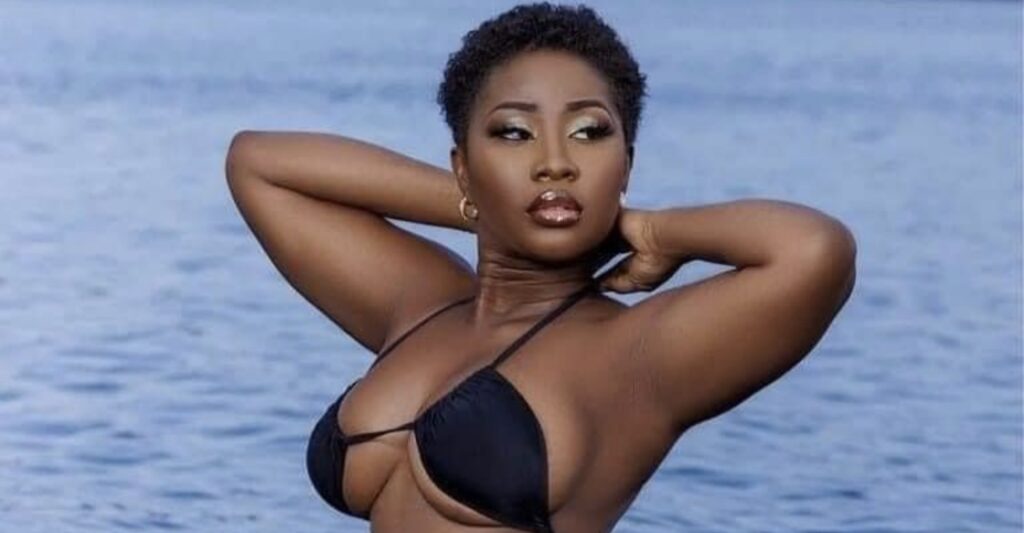 (2) Photos – Le maillot de bain de Carmen Sama, une Ivoirienne rayonnante, déchaîne les passions