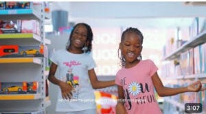 (Clip officiel)- Cheick Niang, le guitariste de Wally Seck, dévoile «Papas Mamans» feat ses enfants