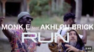 (Clip officiel) – Monk.E en featuring avec Akhlou Brick dévoile « Run ». Magnifique !