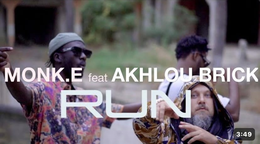(Clip officiel) – Monk.E en featuring avec Akhlou Brick dévoile « Run ». Magnifique !