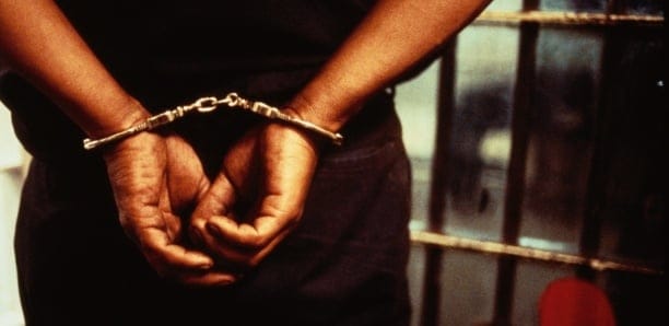 kawtef – Saly: Quand un trafiquant de drogue confond des policiers avec ses clients.