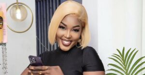 (3) Photos – Awa, l&rsquo;actrice ravissante, fait sensation dans une robe noire