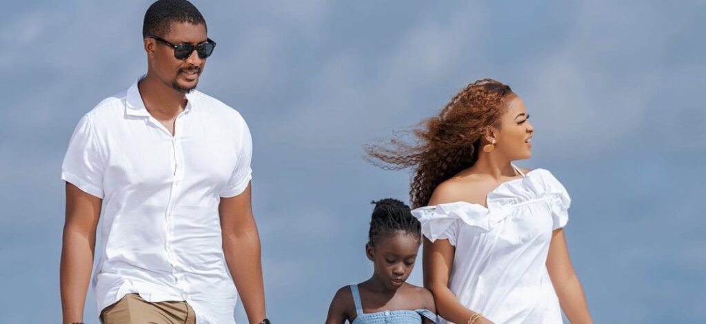 (3) Photos – Complicité en bord de mer : Massamba et Aicha capturés lors d&rsquo;une promenade romantique