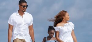 (3) Photos – Complicité en bord de mer : Massamba et Aicha capturés lors d&rsquo;une promenade romantique