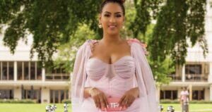 (3) Photos: Élégance Étincelante – Le charme rayonnant de Juliet Ibrahim dans une robe de soirée