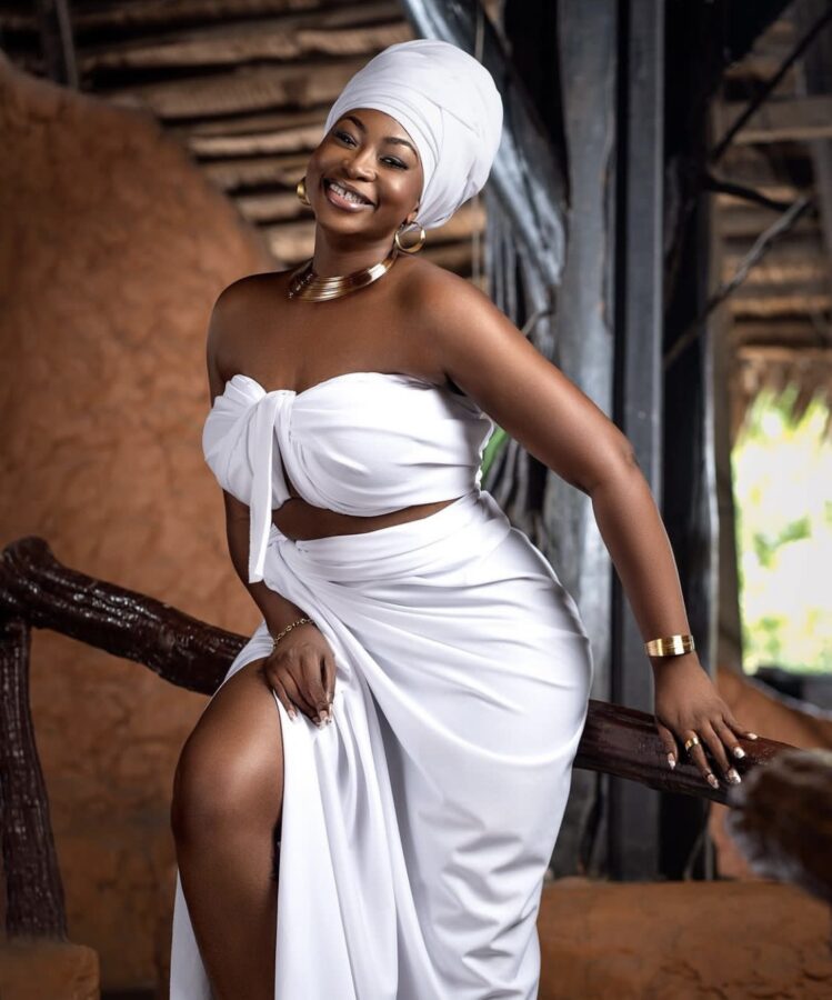(3) Photos: Kadhy Touré, ravissante actrice et animatrice, dévoile un nouveau look éblouissant