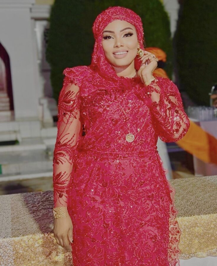 (3) Photos : La ravissante Yacine Bèye illumine le web en tenue traditionnelle