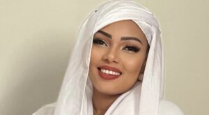 (3) Photos : La ravissante Yacine Bèye illumine le web en tenue traditionnelle