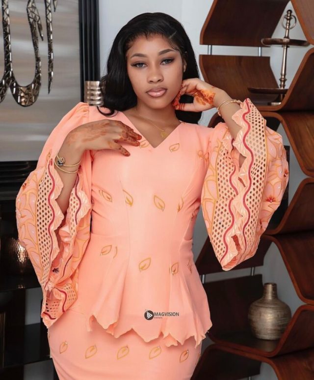 (3) Photos : La sublime Aicha Diallo éblouit dans une magnifique tenue africaine