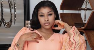 (3) Photos : La sublime Aicha Diallo éblouit dans une magnifique tenue africaine