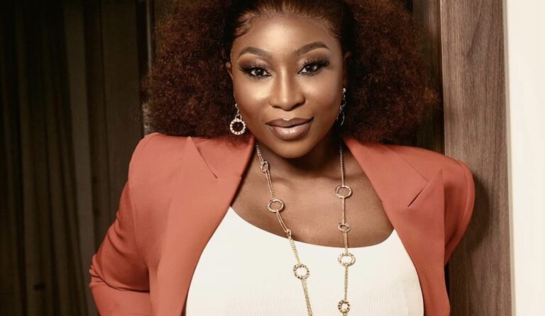 (3) Photos : L&rsquo;éblouissante Kadhy Touré, actrice ivoirienne, séduit en jeans et veste