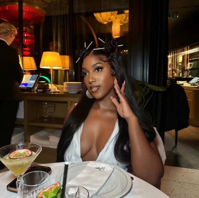 (3) Photos - Liliane de « Cœurs brisés » étincelle dans une robe moulante enchanteuse