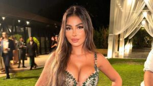 (3) Photos : Maeva Ghennam enflamme la toile avec une photo polémique devant une mosquée en Palestine