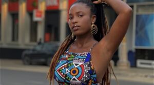 (3) Photos – Maisha Sy : L&rsquo;actrice rayonnante adopte un style haut en couleurs