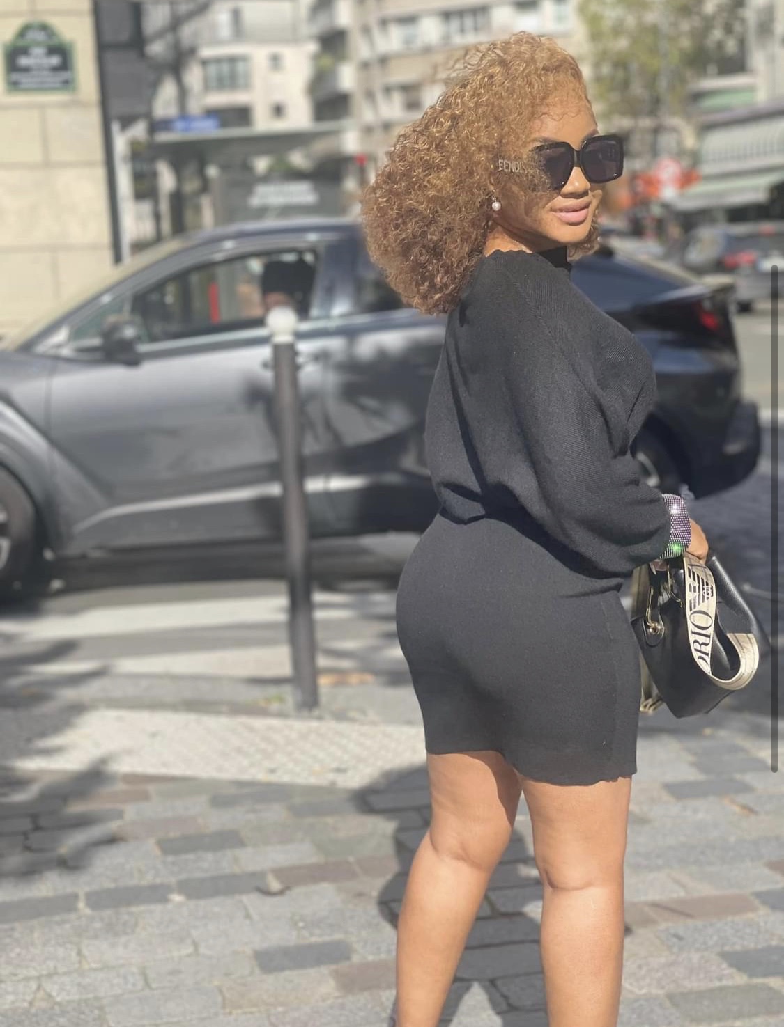 (3) Photos: Marcelle Kuetche, une beauté irrésistible en mini jupe